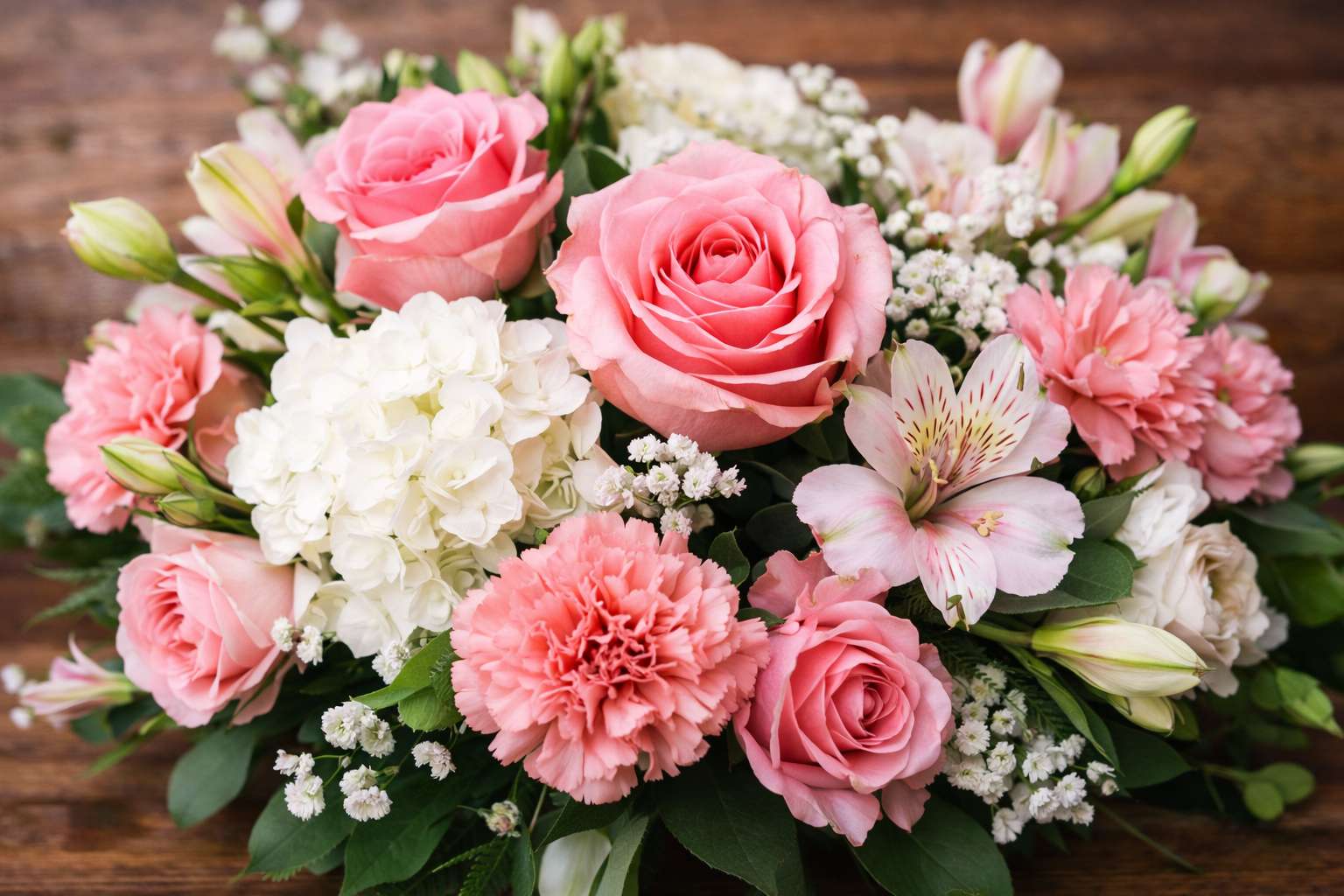 Zbliżenie na pastelowy bukiet z róż i hortensji